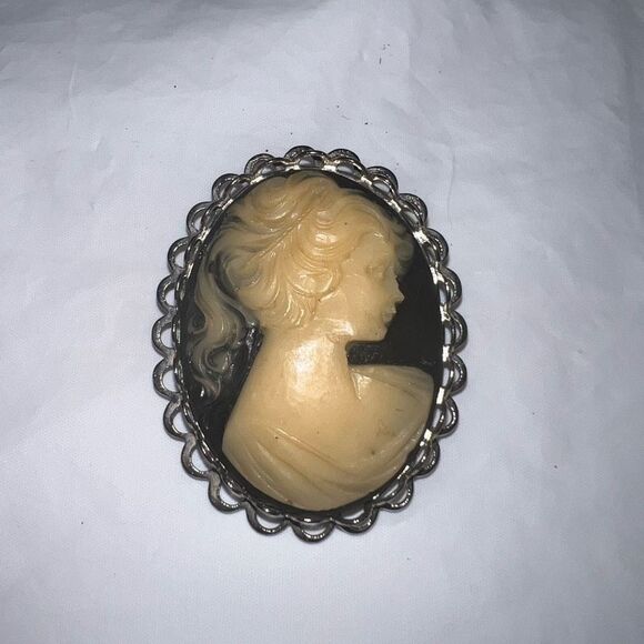 Vintage Stunning Carved Black and Cream Large Cameo Brooch - Picture 2 of 9